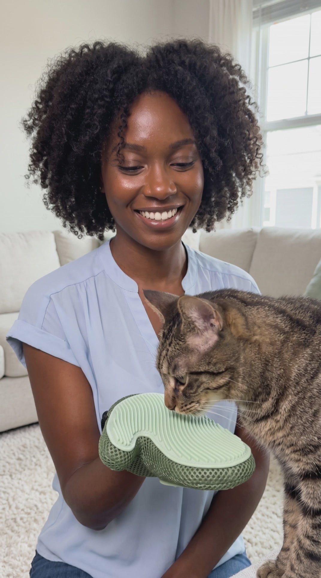 Supporting product-use video — 2-in-1 pet fur glove demonstration